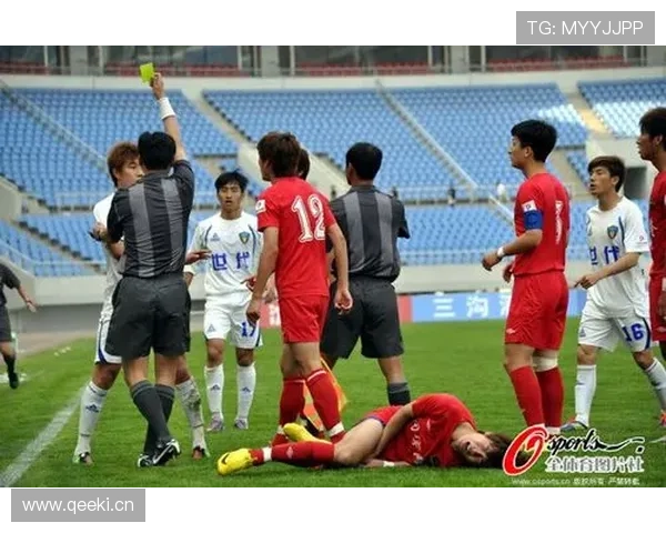 厄瓜多尔联赛球员遭飞铲 胫腓骨折惨痛瞬间